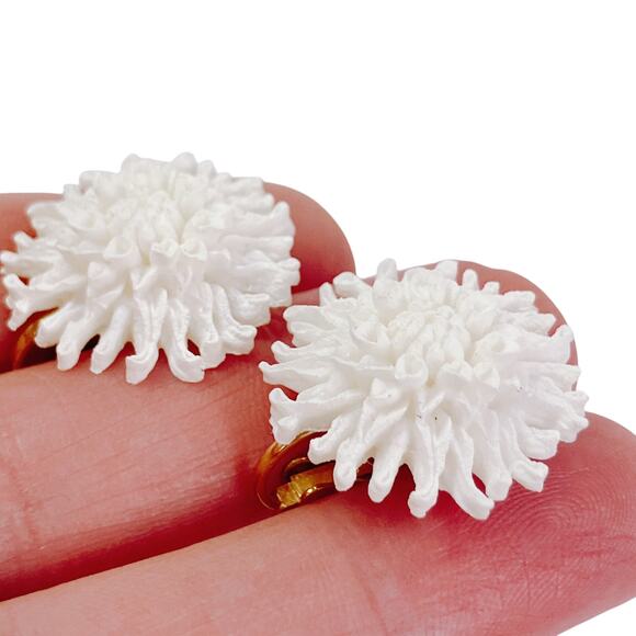 VTG 50s Flower Clip-On Earrings White Chrysanthemum Gold Tone Mid Century Floral - Picture 12 of 12